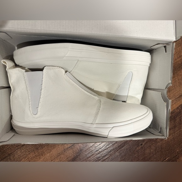Brand new in box size 10 Gypsy Jazz high top slip on sneakers. WHITE - Picture 5 of 5